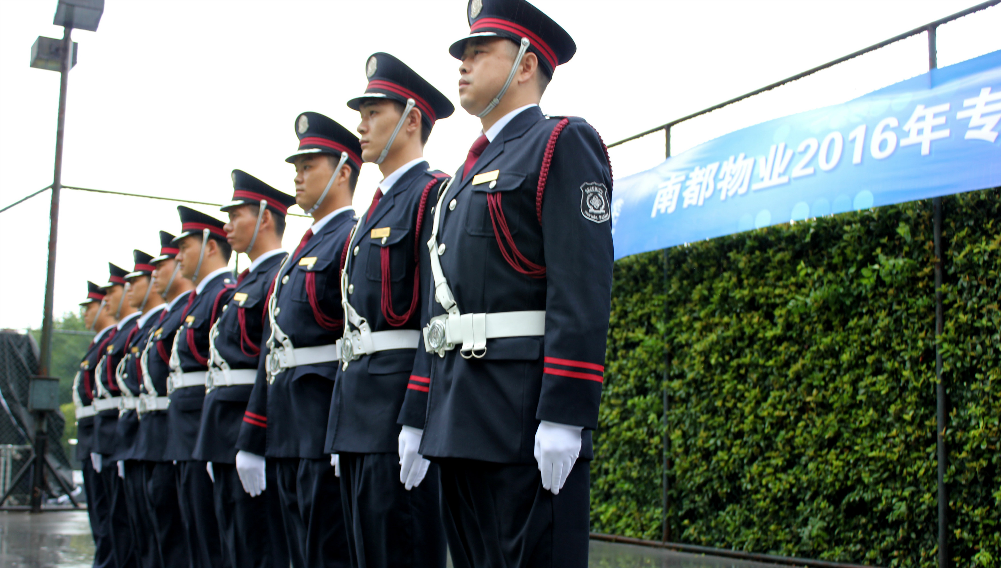 风雨中显身手，为国庆献礼