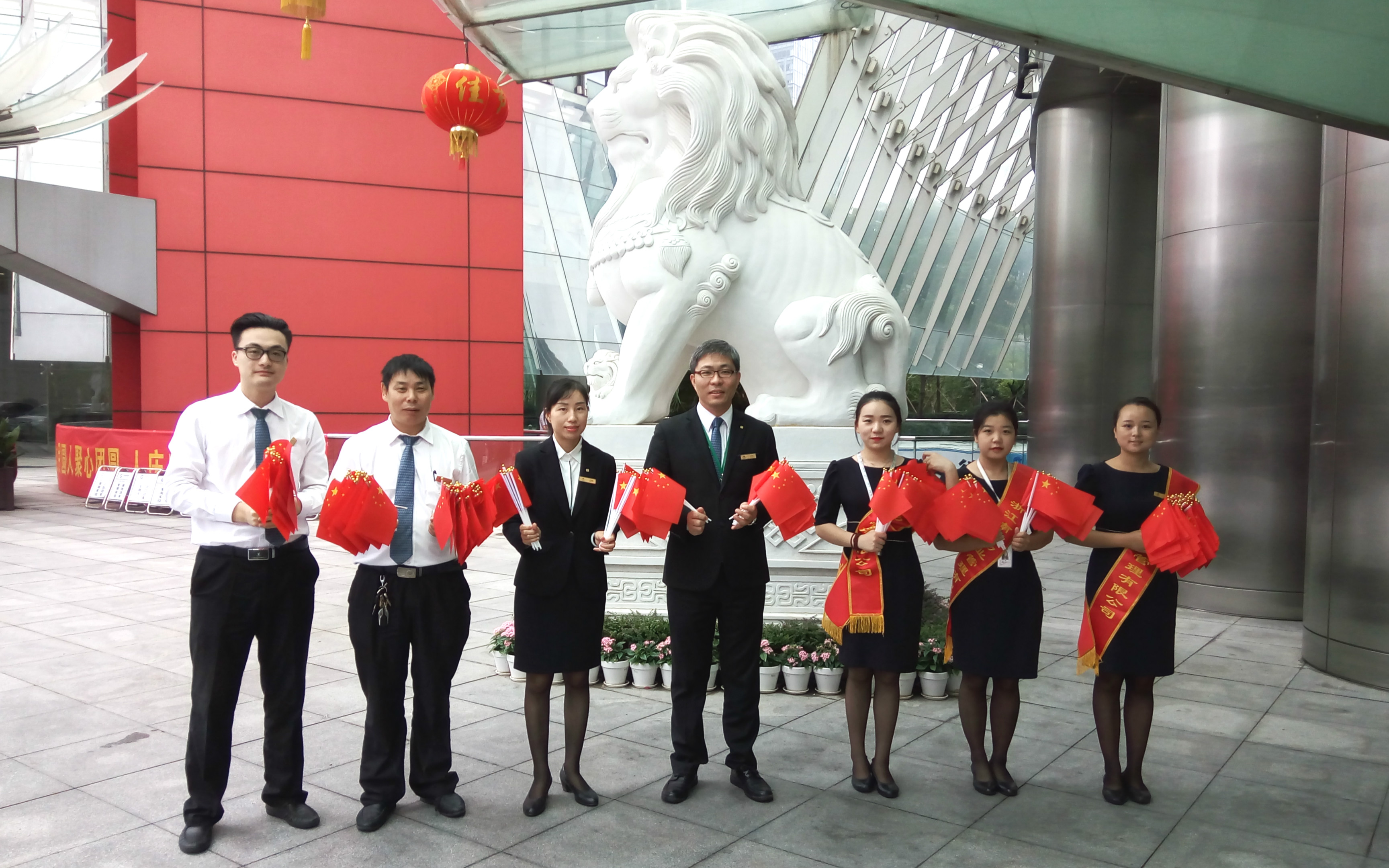 金秋十月庆华诞，小小国旗表心意