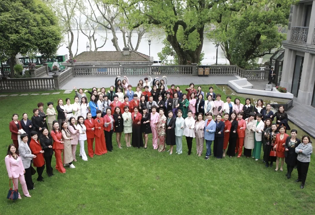 UG环球物业服务集团被授予“脱贫攻坚模范企业”荣誉，董事长韩芳荣获”公益大使“称号